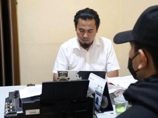 Polisi ungkap kasus rekam dosen di toilet Untirta. Tersangka MZ mengaku, lima aksi dilakukan, polisi amankan bukti dan dalami motif pelaku.