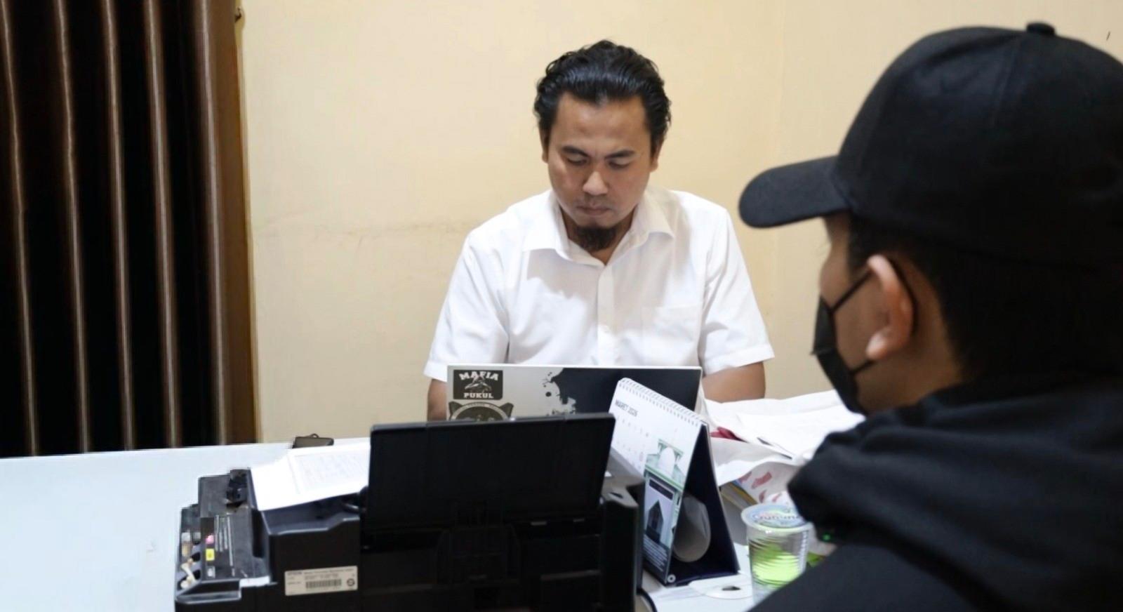Polisi ungkap kasus rekam dosen di toilet Untirta. Tersangka MZ mengaku, lima aksi dilakukan, polisi amankan bukti dan dalami motif pelaku.