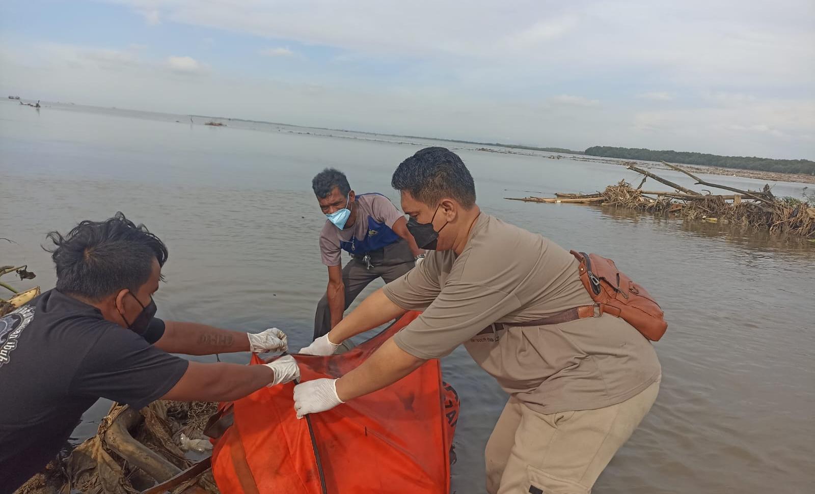 Pelajar 16 tahun ditemukan tewas di muara Kaliadem Sukadiri. Polisi selidiki dugaan tawuran, periksa saksi dan lakukan visum jenazah.