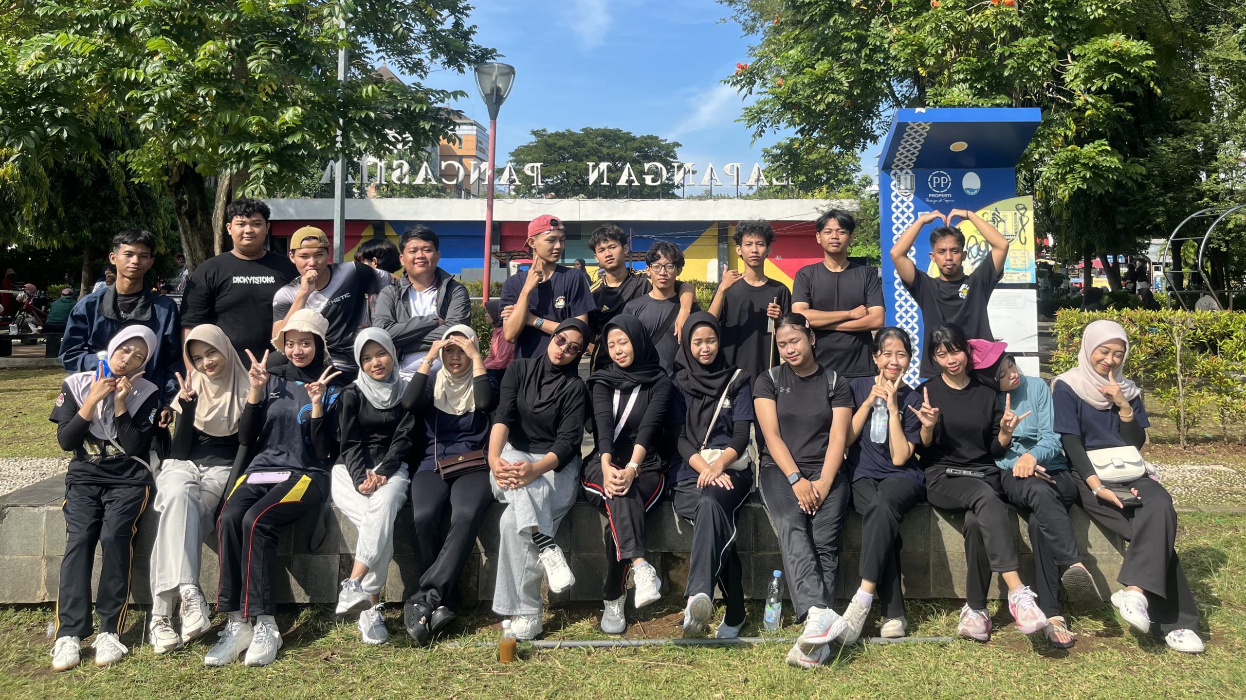 Mahasiswa PPKn UPGRIS adakan Sehat Bersama di Simpang Lima untuk dorong gaya hidup sehat dan kebersamaan di tengah aktivitas kuliah.