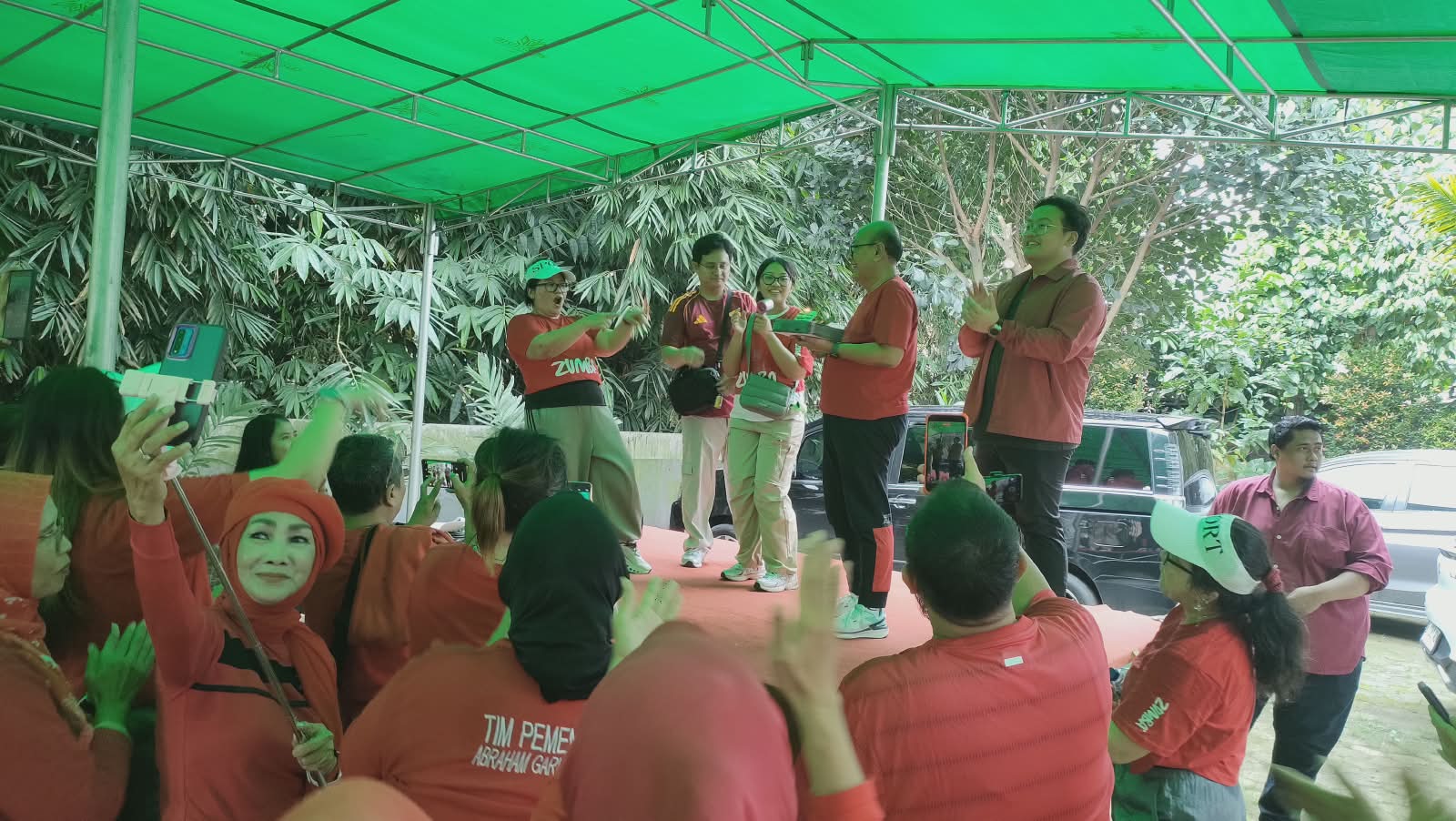 Ananta Wahana rayakan momen April dengan Zumba bersama warga Kelapa Dua. Acara meriah, penuh kebersamaan dan syukur keluarga.