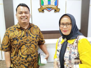 Kepala Bidang Hubungan Industrial Disnakertrans Kota Serang, Ratu Ani Nuraini didampingi Kepala Bidang Pelatihan dan Produktivitas Disnakertrans Kota Serang, Nafis Hani