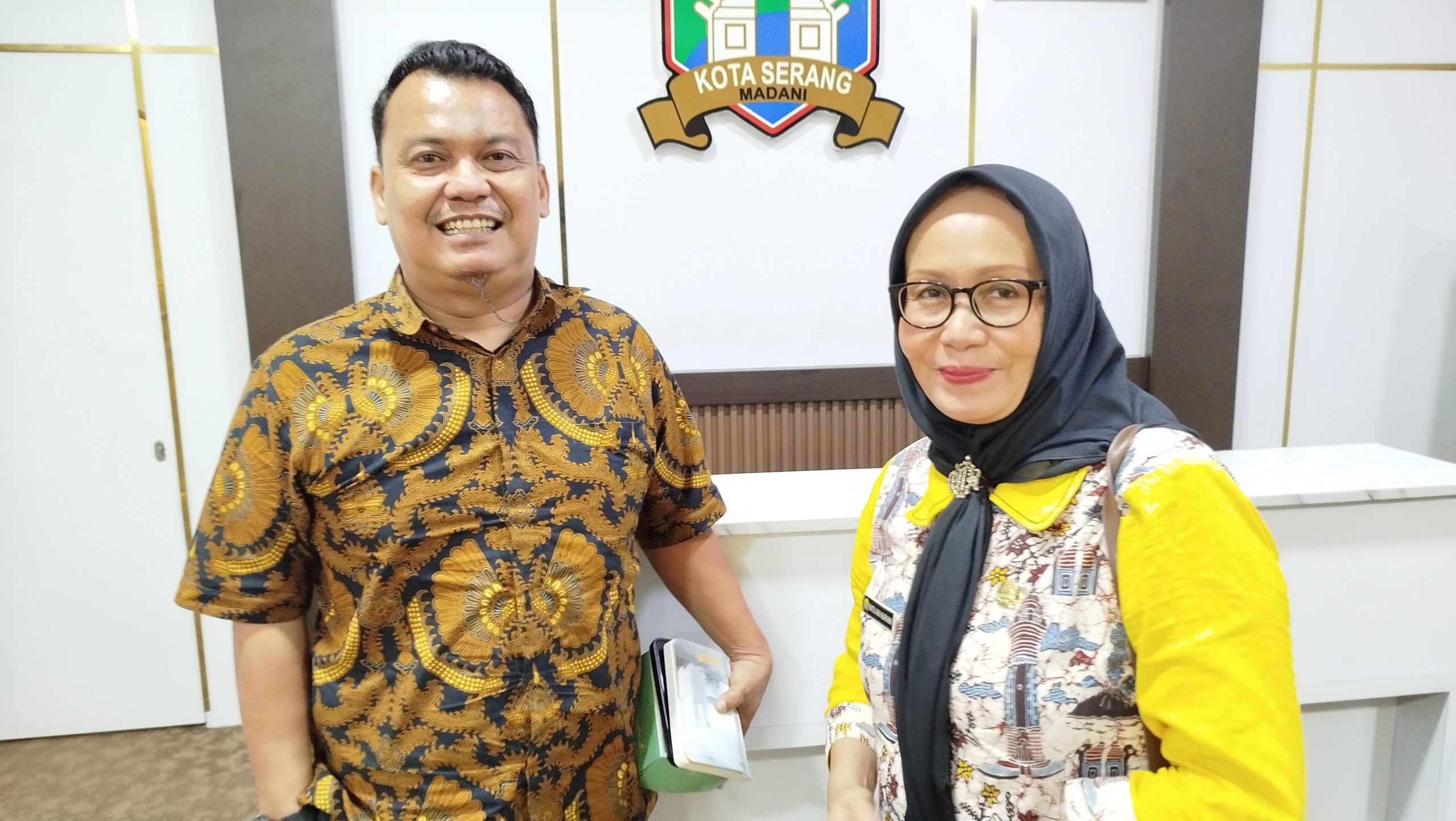 Kepala Bidang Hubungan Industrial Disnakertrans Kota Serang, Ratu Ani Nuraini didampingi Kepala Bidang Pelatihan dan Produktivitas Disnakertrans Kota Serang, Nafis Hani