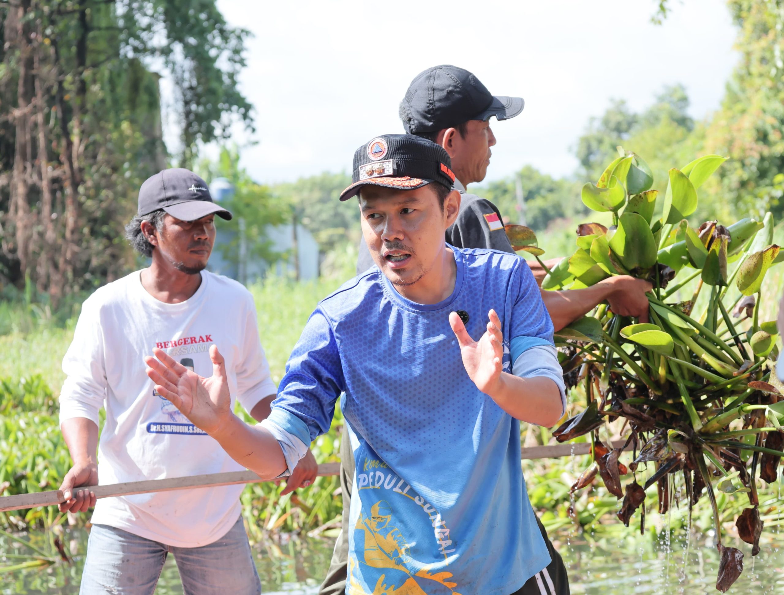 Wakil Wali Kota Serang Nur Agis Aulia saat terjun langsung membersihkan sampah