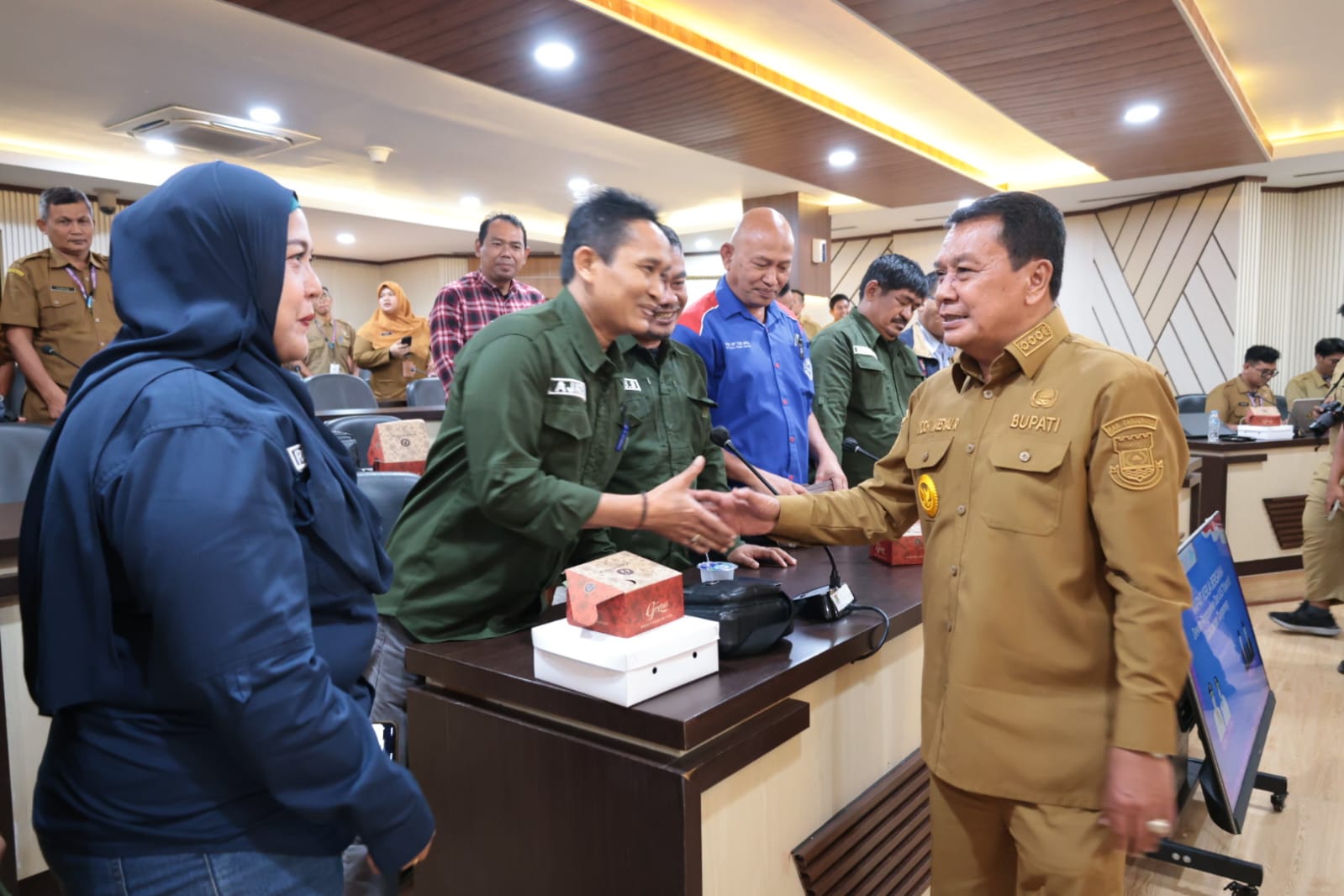 Bupati Tangerang dorong May Day 2026 jadi ajang kebersamaan pekerja, meriah, inklusif, dan perkuat hubungan industrial harmonis.