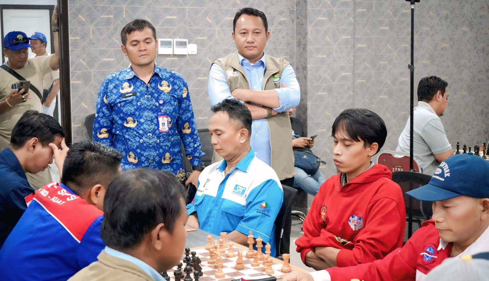Buruh Tangerang adu strategi di turnamen catur POB 2026. Persaingan sengit hingga tie-break, juara ditentukan di babak akhir yang dramatis.