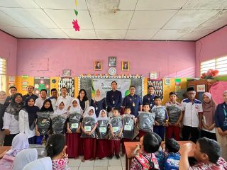Pegadaian salurkan beasiswa dan perlengkapan sekolah bagi siswa di Banten melalui program Gold Generation 2026.