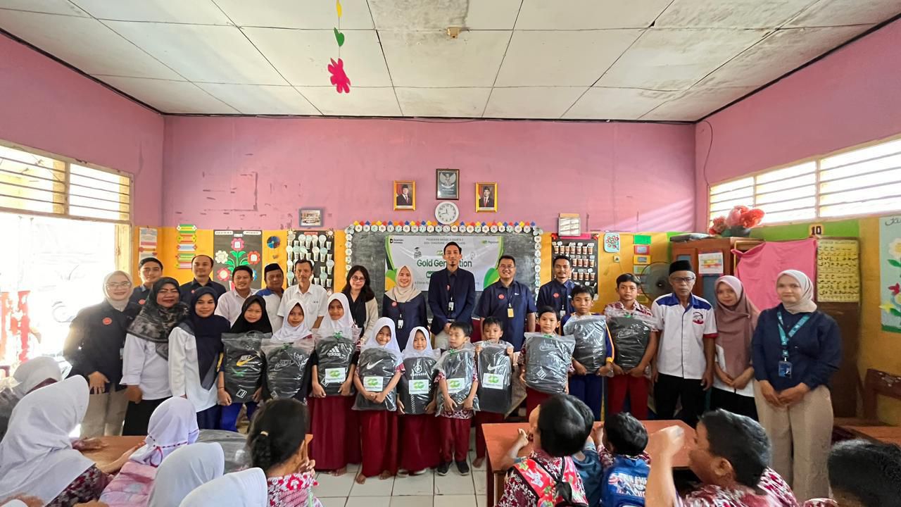 Pegadaian salurkan beasiswa dan perlengkapan sekolah bagi siswa di Banten melalui program Gold Generation 2026.