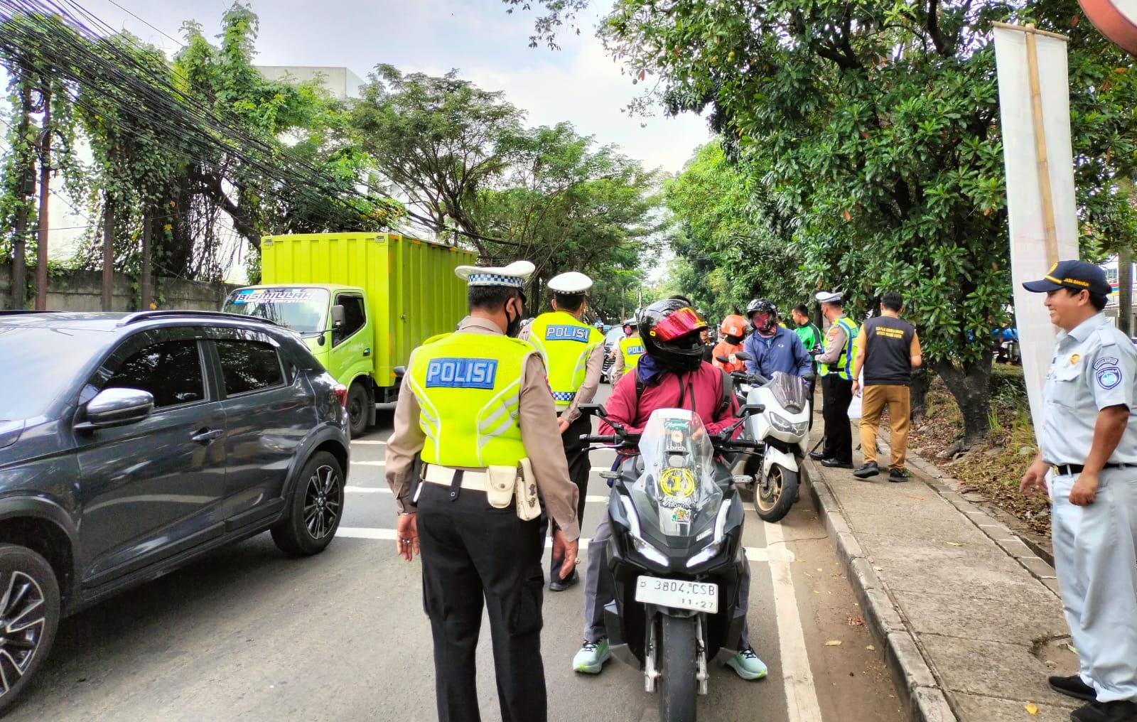 Samsat Cikokol intensifkan razia PKB di Tangerang. Puluhan kendaraan terjaring, wajib pajak bisa bayar di tempat.