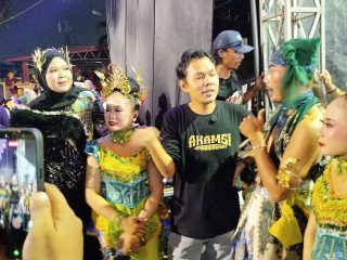 12 Jam Nonstop, Ratusan Dancer Kuasai Royal Baroe Kota Serang, Agis Turun ke Kerumunan - Pengunjung Histeris
