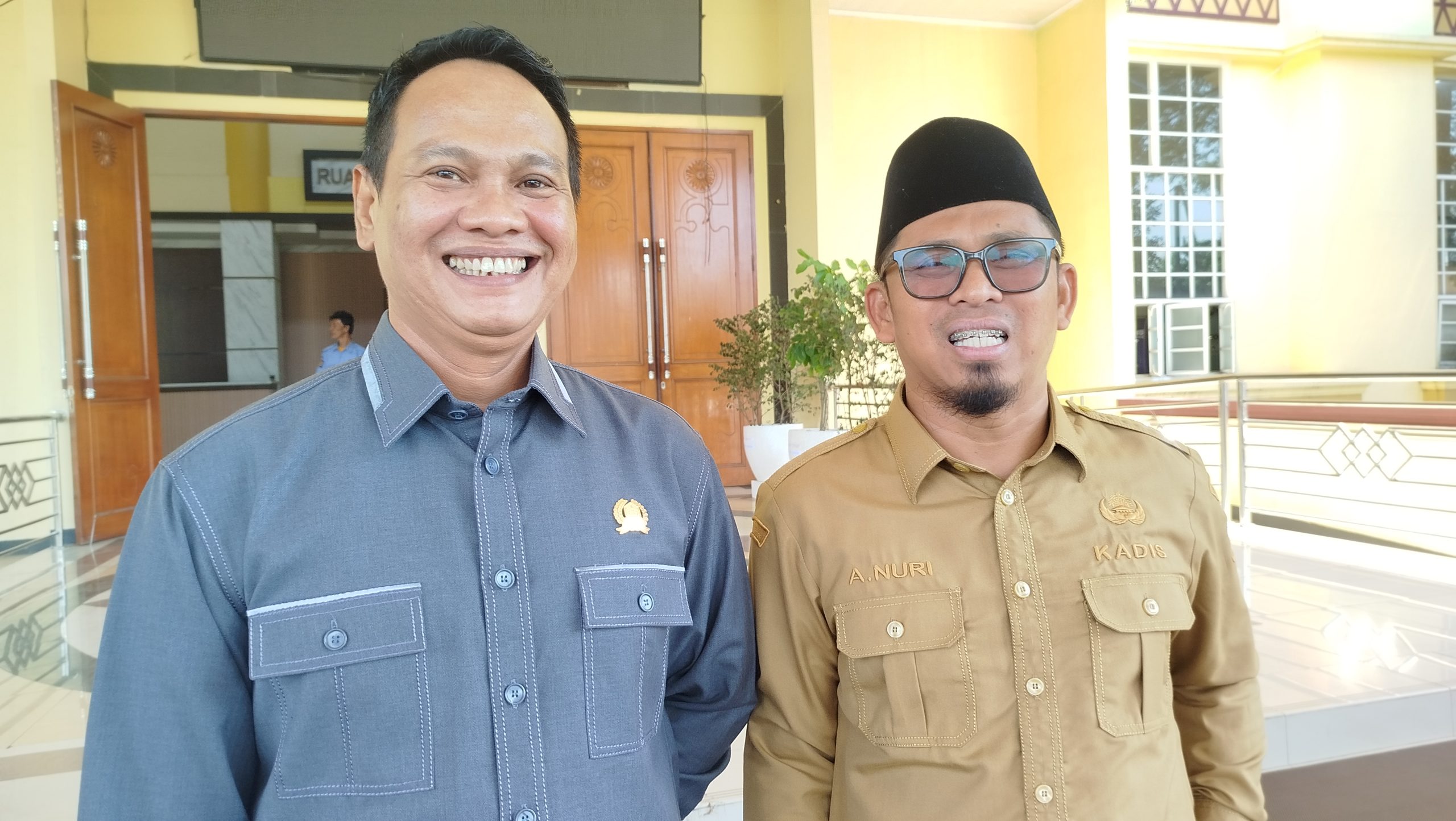 Anggota Komisi IV DPRD Kota Serang Cahya Fierdaus (kiri) dan Kepala Dinas Pendidikan dan Kebudayaan Kota Serang Ahmad Nuri (kanan)