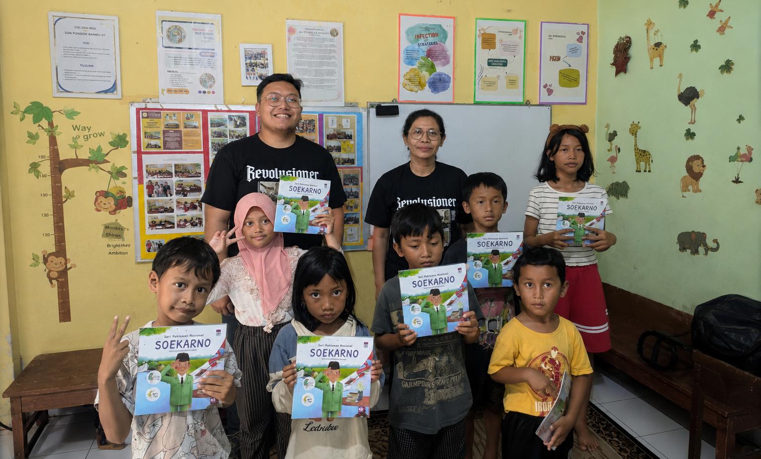 Abraham Garuda Laksono peringati Hari Lahir Pancasila 2026 dengan membagikan buku Bung Karno dan pohon kepada anak-anak
