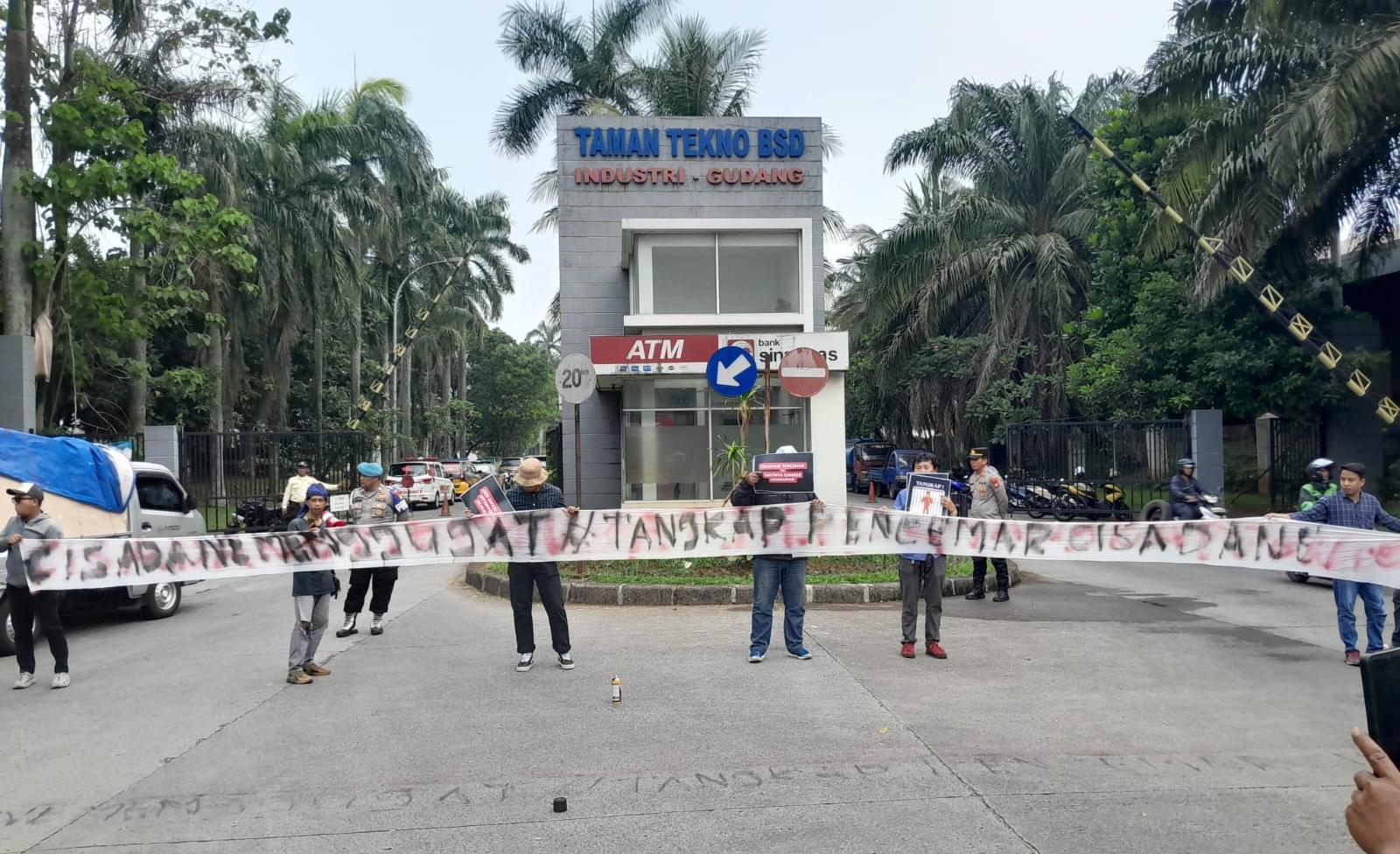 Aktivis Koalisi Kalung menggelar aksi di depan Taman Tekno BSD, mendesak aparat segera menuntaskan kasus dugaan pencemaran Sungai Cisadanez Jumat, 12 Juni 2026. (Foto: Ist)
