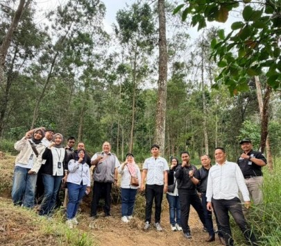 Perhutani Divre Jateng Bersama PT Desa Ratu Bagus Cek Lokasi Kerjasama Penanaman Kopi di Petak 32 dan 33 RPH Blumbang BKPH Lawu Utara 