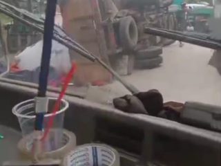Kecelakaan Tunggal, Truk Terguling di Bitung Diduga Akibat Perbaikan Jalan