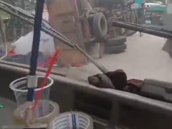 Kecelakaan Tunggal, Truk Terguling di Bitung Diduga Akibat Perbaikan Jalan
