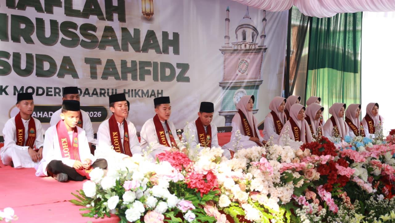 Wabup Tangerang Intan Nurul Hikmah membuka peluang beasiswa luar negeri bagi santri saat Wisuda Tahfidz Daarul Hikmah Sukadiri.