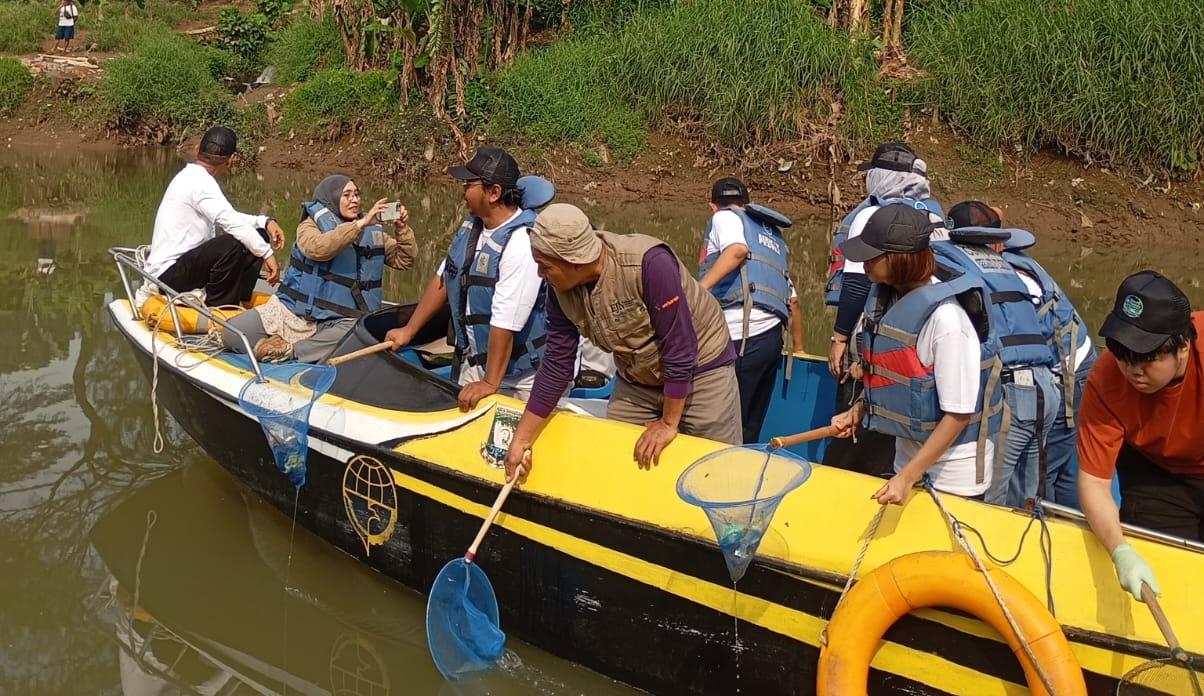 Aksi CleanUp Cisadane 2026 berhasil mengangkat 8,5 ton sampah. Banksasuci mengajak masyarakat ubah perilaku demi sungai lestari.