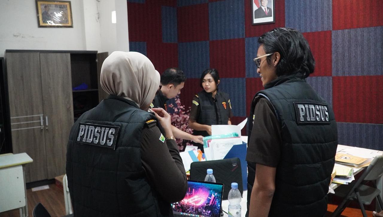 Kejari Kabupaten Tangerang menggeledah PKBM Indonesia Negeriku di Kosambi untuk mencari bukti dalam penyidikan dugaan korupsi dana BOP.