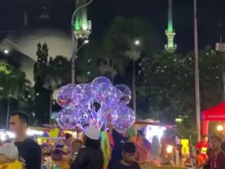 Bazar Kuliner Masjid Raya Al-A'zhom, Destinasi Wisata Malam yang Padukan Cita Rasa dan Nuansa Religi