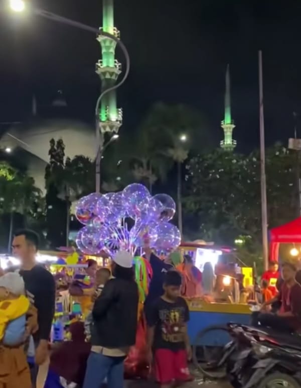 Bazar Kuliner Masjid Raya Al-A'zhom hadirkan 35 UMKM, wisata kuliner malam, dan suasana religi yang ramai dikunjungi warga Kota Tangerang.