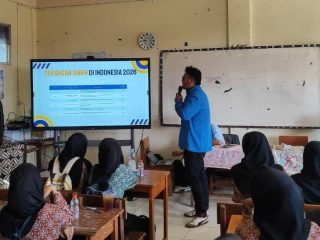 Mahasiswa Teknik Informatika UNPAM mengedukasi siswa SMK Syadam Bojonggede tentang keamanan jaringan dan perlindungan data pribadi.