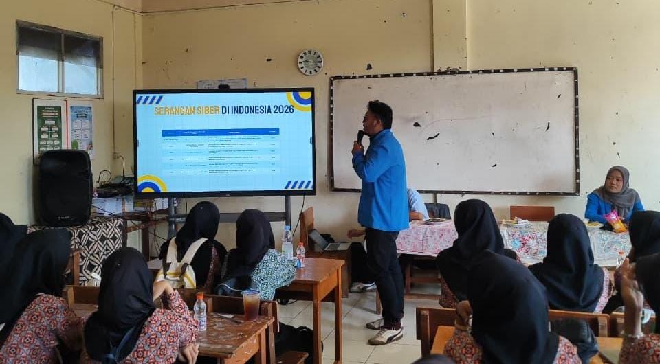Mahasiswa Teknik Informatika UNPAM mengedukasi siswa SMK Syadam Bojonggede tentang keamanan jaringan dan perlindungan data pribadi.