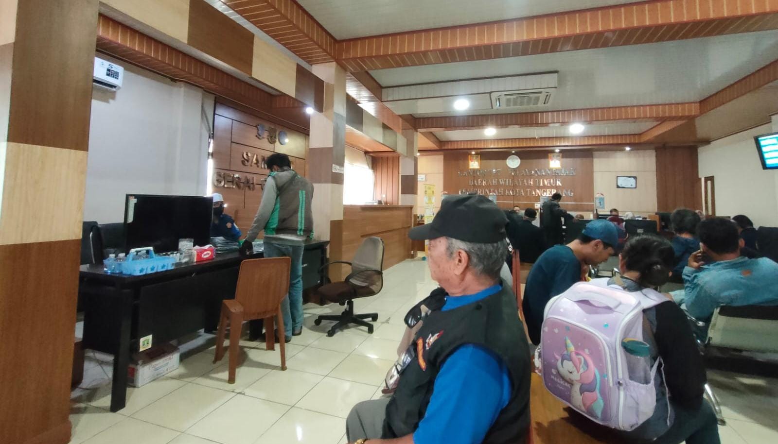Gerai Samsat Cipondoh di lokasi baru lebih mudah diakses. Warga menilai pelayanan lebih nyaman untuk mengurus PKB, STNK, dan administrasi kendaraan.