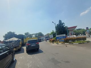 Harga Pertamax Naik, Antrean Mobil Pengisi Pertalite Mengular di SPBU Sudirman Tangerang Harga Pertamax Naik, Antrean Mobil Pengisi Pertalite Mengular di SPBU Sudirman Tangerang