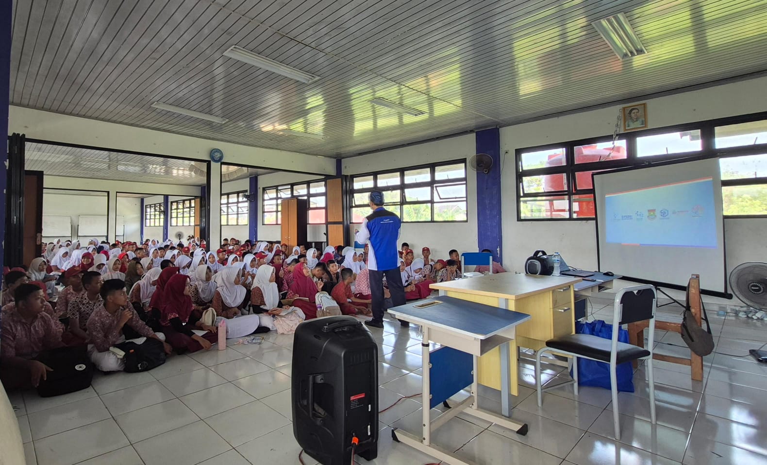 Relawan TIK Banten edukasi 202 siswa baru SMPN 7 Pasarkemis tentang etika digital dan sopan santun bermedia sosial saat MPLS 2026.