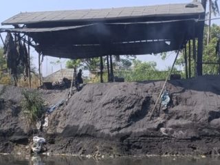Diduga Timbulkan Asap Hitam dan Bau, Aktivitas Pembakaran Aluminium di Tanjung Burung Dikeluhkan Warga