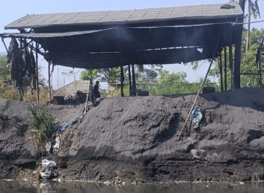 Diduga Timbulkan Asap Hitam dan Bau, Aktivitas Pembakaran Aluminium di Tanjung Burung Dikeluhkan Warga