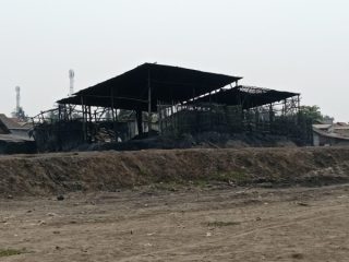 Diduga Timbulkan Asap Hitam dan Bau, Warga Lemo Teluknaga Minta Pembakaran Aluminium Dibongkar