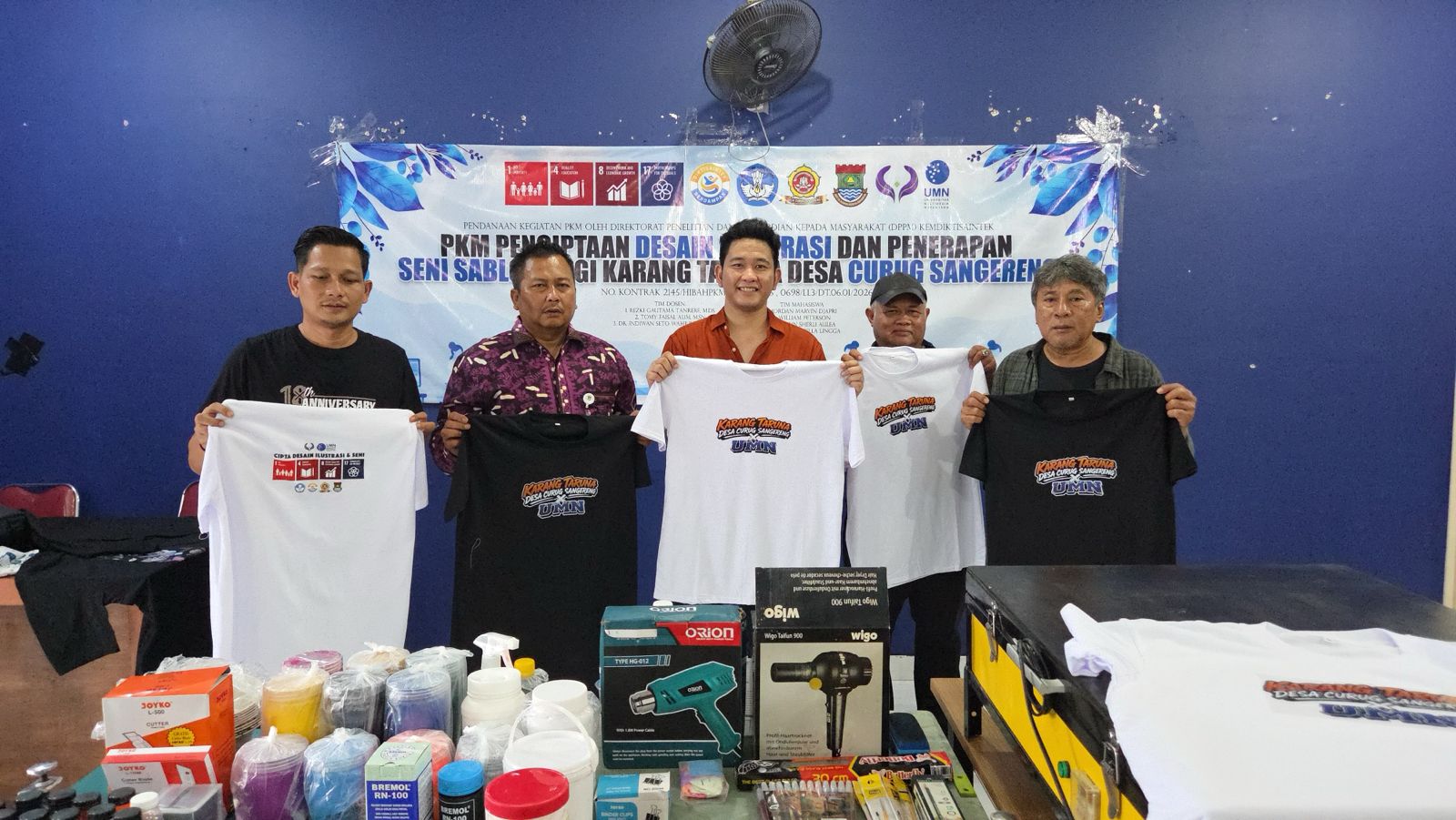 Pelatihan desain sablon berbasis AI oleh UMN membekali Karang Taruna Curug Sangereng Tangerang dengan keterampilan wirausaha kreatif.